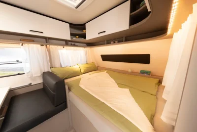 Dethleffs C-GO 495 QSK vorderes Bett