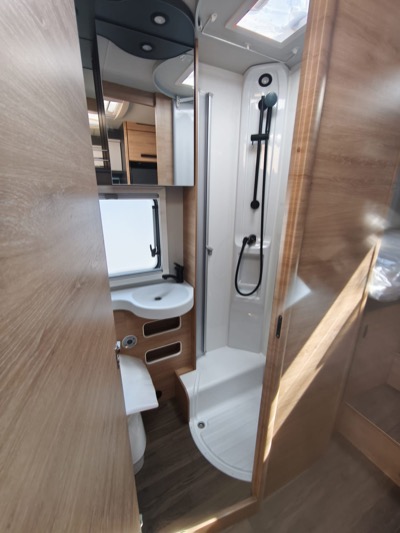 Knaus L!VE WAVE 700 MEG Bad