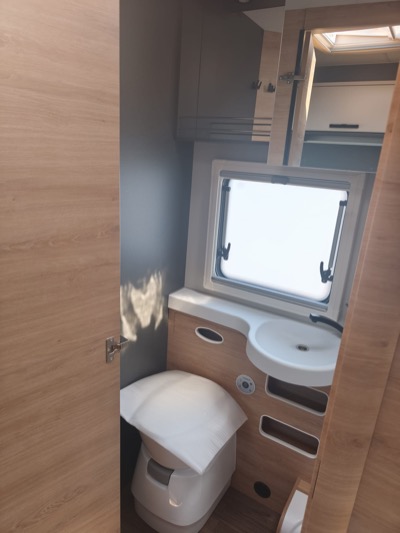 Knaus L!VE WAVE 700 MEG Küche